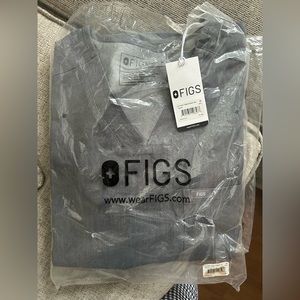 Men’s gray FIGS scrubs M